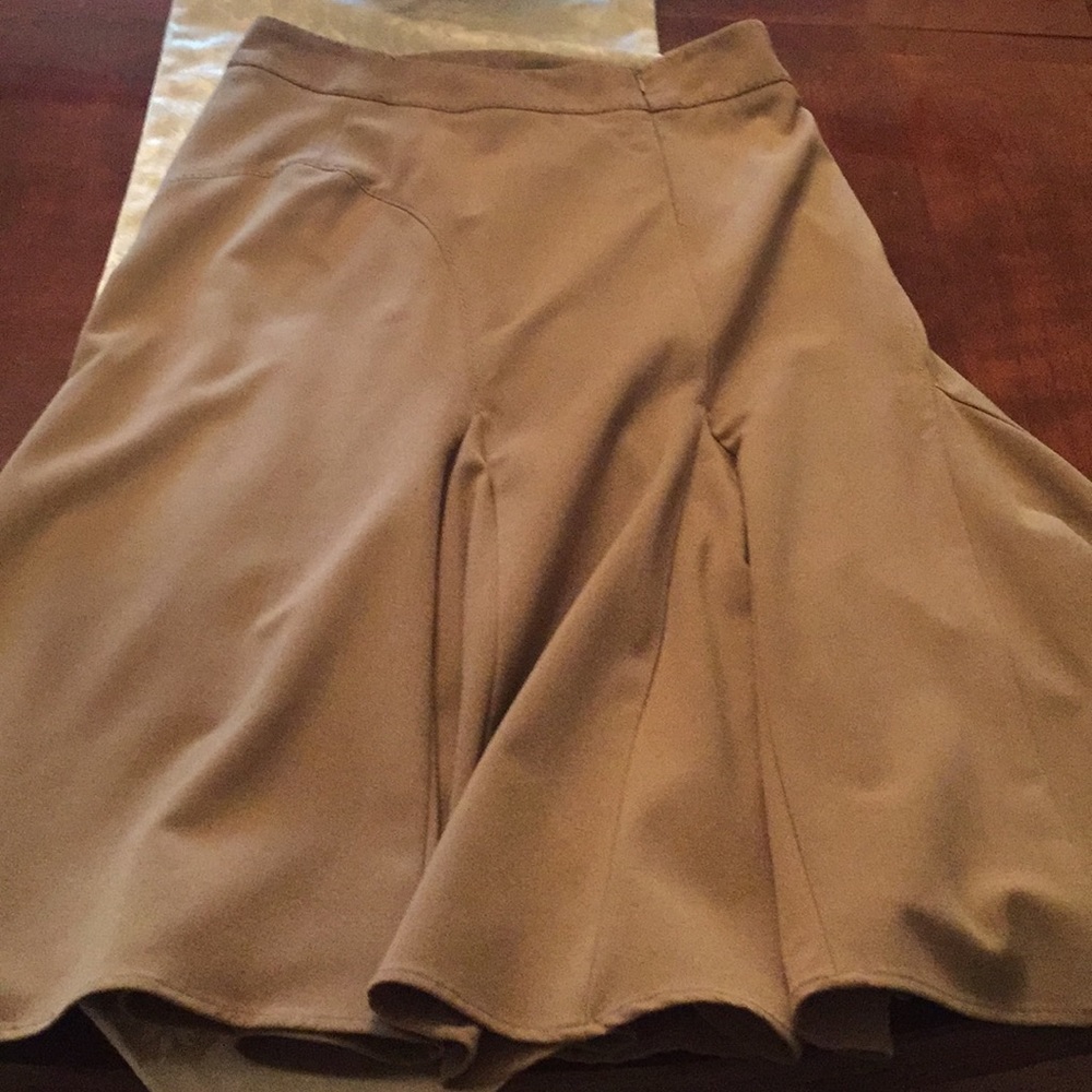 Pleated Larry Levine Stretch skirt